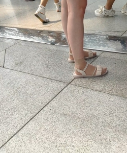皮肤白皙的肉丝短袜美女[01:17]