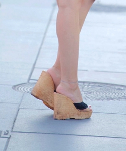 街拍美女高跟裸足[607]