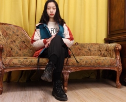 小美女Yiyi的性感大脚丫