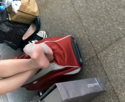 灰丝女休息室晾脚偷拍足底