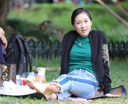 美白少妇直视镜头，殊不知她的精美玉足才是拍摄目标（53P）