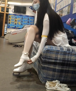美女脱下冰鞋被汗水浸湿的白袜真是美呆了[02:00]