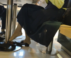 穿着考究的棉袜工装美女桌下脱鞋[05:52]