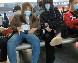 肉色船袜白嫩美女和周边的姐妹对自己的大白腿很是欣赏[02:53]