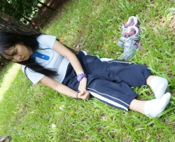大学妹子草地上运动鞋白袜子 73p